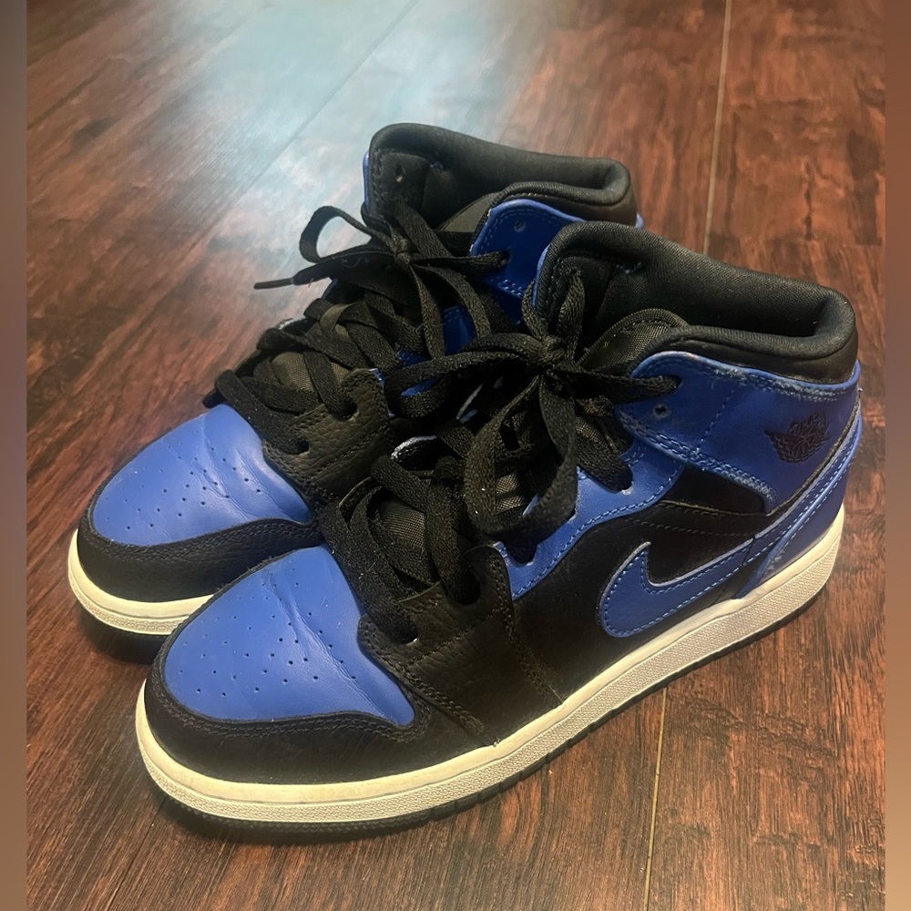 Boys 5Y Jordan 1 mids
